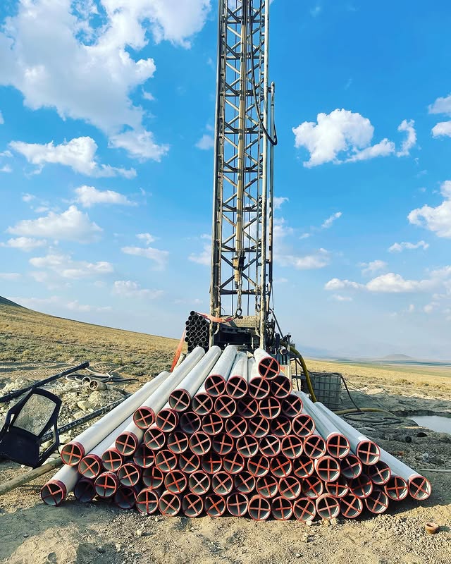 Mersin’de kuyu açımı sırasında çalışan sondaj makinesi ve teknik ekip